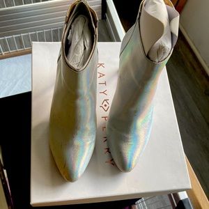 Katy Perry The Mona Iridescent Platinum bootie